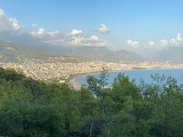 una hermosa ciudad turística con edificios modernos en una montaña con árboles, una vista desde la cima hasta los techos y el mar de vacaciones en un cálido paraíso tropical del este del país resort del sur foto