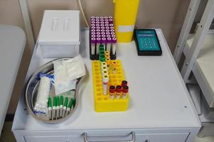 centrífuga de laboratorio médico con tubos de ensayo con sangre foto