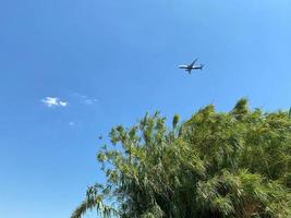 avión en el cielo azul y la nube. El avión de pasajeros sobre un fondo de cielo azul oscuro foto