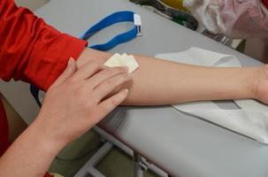 enfermera tomando muestra de sangre para hacer una prueba en laboratorio foto