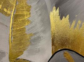 hermosa textura de superficie festiva dorada y negra pintada con pintura dorada y pan de oro. el fondo foto