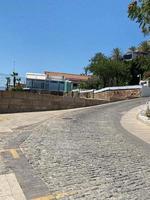 acera y escaleras que suben y bajan. camino de piedra o losas de pavimentación. día soleado de verano foto