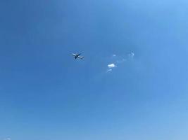 vista de ángulo bajo del avión contra el cielo foto