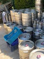 barriles industriales de acero de cerveza almacenados