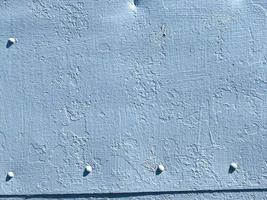 textura superficial del antiguo metal de hierro azul arrugado y rayado pintado con pintura azul. el fondo foto