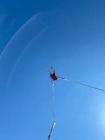 niño saltando en la atracción de salto foto