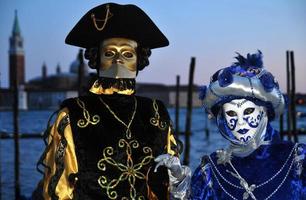 personas no identificadas con máscaras de carnaval en el carnaval de venecia en venecia, italia, alrededor de febrero de 2022 foto