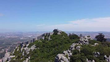 vue aérienne par drone du château maure de sintra, portugal pendant une journée ensoleillée. patrimoine mondial de l'unesco. visites historiques. vacances et tourisme de vacances d'été. touristique video