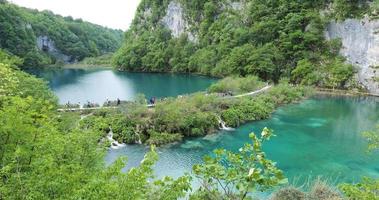 plitvice sjöar nationell parkera i kroatien. unesco skyddade område. naturlig skönhet och undra. turist destination. högtider. vatten och vattenfall. video