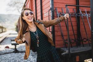 mujer entrando al vagón de tren retro y viajando a la aventura foto