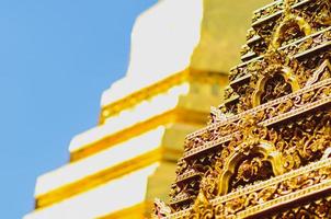 detalle del arte en color dorado del templo prathat cho hae en la provincia de phrae, tailandia, que se encuentra en la parte norte del país. foto