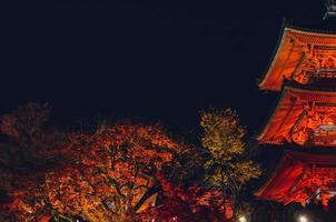 templo kiyomizu-dera en kyoto, japón, cuando la temporada de otoño en la escena nocturna. foto