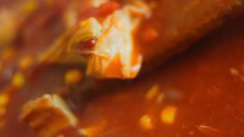 Kochen Sie die Zutaten für die mexikanische Suppe. romantische Atmosphäre im Hintergrund video