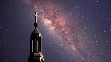 Kruzifix auf der Spitze einer christlichen Kirche vor dem Hintergrund der Milchstraße. Konzept von Gott und Hoffnung video