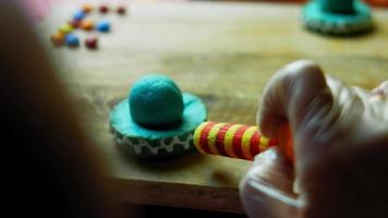 eu desenho linhas com esmalte em biscoitos sombrero mexicanos em três cores video