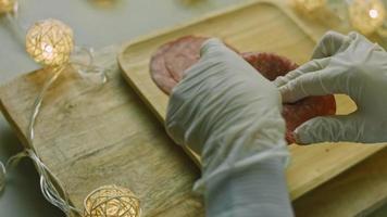 charcuterie plate au salami, différentes sortes de fromages. il contient des fruits secs, diverses noix et du miel. arrangement de vacances avec des bougies allumées video