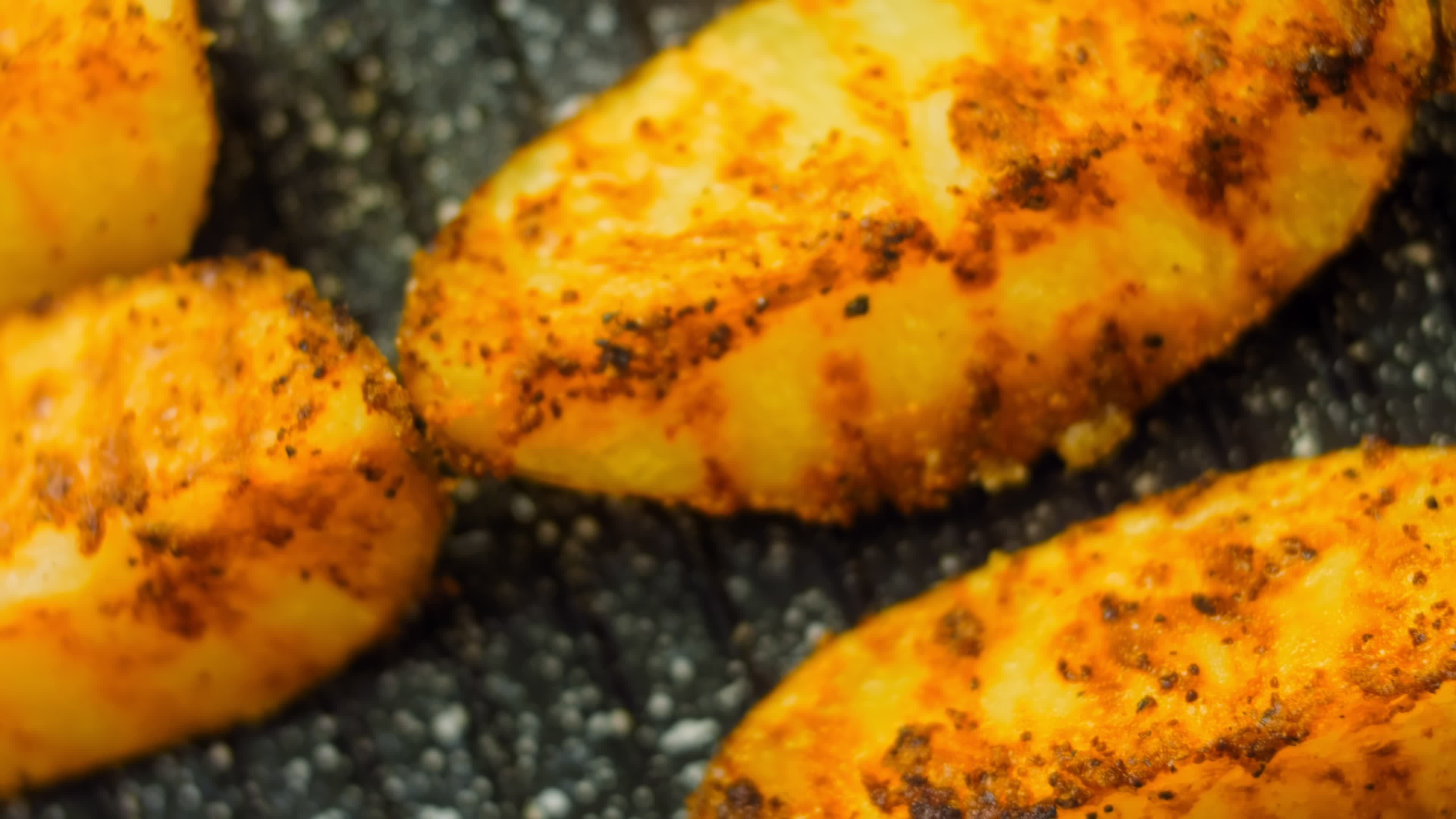 Patatas a la plancha que se derriten en la boca. freír las patatas en