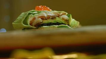 combinatie van sushi en burrito's. litchi is ook gebruikt voor nasmaak. video