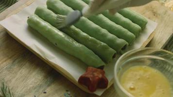 pastel con masa verde, guindas y crema agria. también tiene adorno de comida y el pastel de estrella roja video