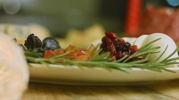 platt charkuterivaror med salami, annorlunda typer av ost. den har torkades frukter, olika nötter och honung. Semester arrangemang med brinnande ljus video