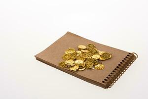 cuaderno espiral y las monedas de oro