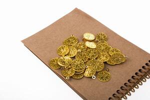 cuaderno espiral y las monedas de oro foto