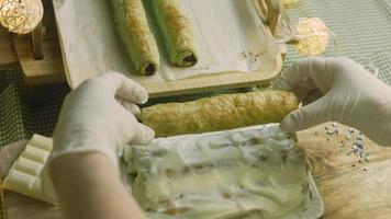 pastel con masa verde, guindas y crema agria. también tiene adorno de comida y el pastel de estrella roja video