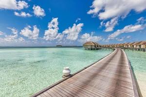 isla paradisíaca de maldivas. paisaje aéreo tropical, seascape pier bridge water bungalows villas con increíble playa de laguna marina. destino de turismo exótico, antecedentes de vacaciones de verano. viajes aéreos