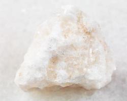 piedra de anhidrita áspera en blanco foto