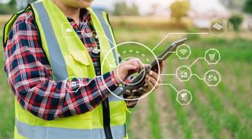 agricultor inteligente que utiliza la aplicación por conceptos de teléfonos inteligentes tecnología agrícola moderna e icono visual.