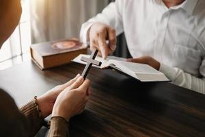 los cristianos son feligreses se unen para orar y buscar las bendiciones de dios. foto