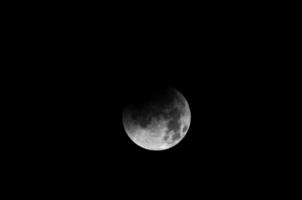 primer plano de la luna sobre fondo oscuro foto