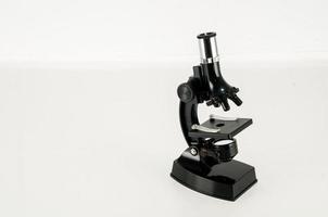 microscopio en blanco foto