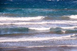 enormes olas del mar foto