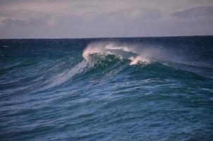 enormes olas del mar foto