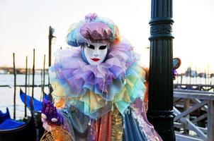 personas no identificadas con máscaras de carnaval en el carnaval de venecia en venecia, italia, alrededor de febrero de 2022 foto