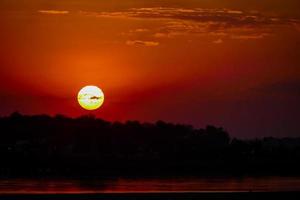 puesta de sol sobre el océano foto