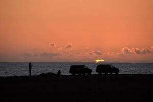 puesta de sol sobre el océano foto