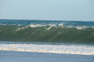 enormes olas del mar foto