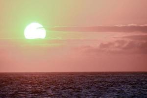 puesta de sol sobre el océano foto