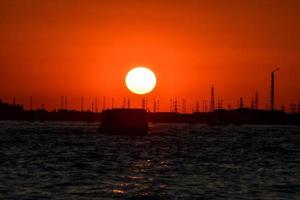 puesta de sol sobre venecia, italia foto