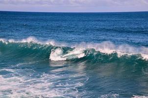 enormes olas del mar foto