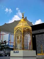 réplica de la linterna dorada kaaba, en taman madiun indonesia, clima soleado. foto