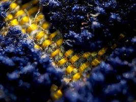 la textura de la alfombra de oración en azul oscuro y dorado. adecuado para fondo de pantalla. foto