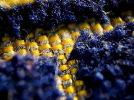 la textura de la alfombra de oración en azul oscuro y dorado. adecuado para fondo de pantalla. foto