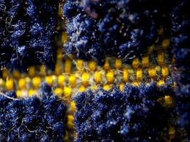 la textura de la alfombra de oración en azul oscuro y dorado. adecuado para fondo de pantalla. foto