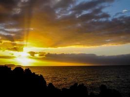 puesta de sol sobre el océano en las islas canarias foto