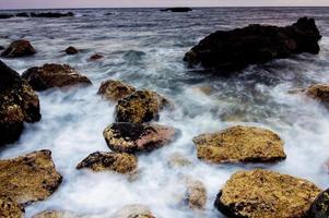 el océano atlántico en las islas canarias foto