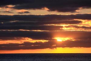 puesta de sol sobre el océano foto