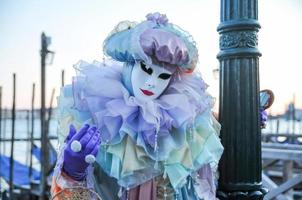 personas no identificadas con máscaras de carnaval en el carnaval de venecia en venecia, italia, alrededor de febrero de 2022 foto